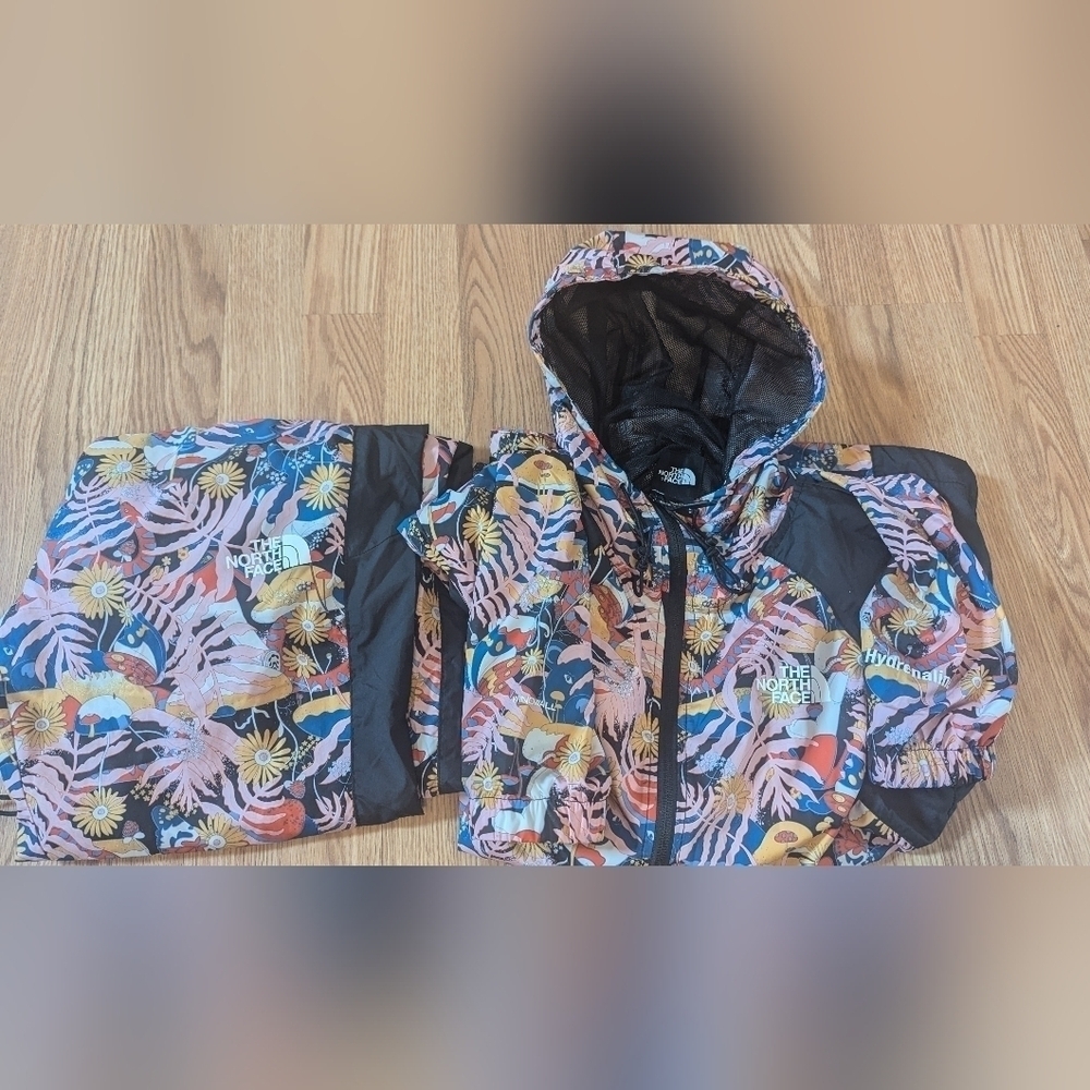 The North Face Woman's  Top & Pants  Windbreaker Set Size M. - Picture 12 of 13